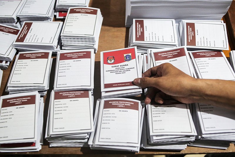 Potret Emak-Emak Bantu KPU Sortir hingga Lipat Surat Suara Pilkada - Bagian 6