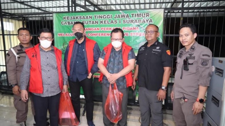 title 3 Hakim PN Surabaya Vonis Bebas Ronald Tannur Ditahan 14 Hari di Ruang Isolasi 3 Hakim PN Surabaya Vonis Bebas Ronald Tannur Ditahan 14 Hari di Ruang Isolasi