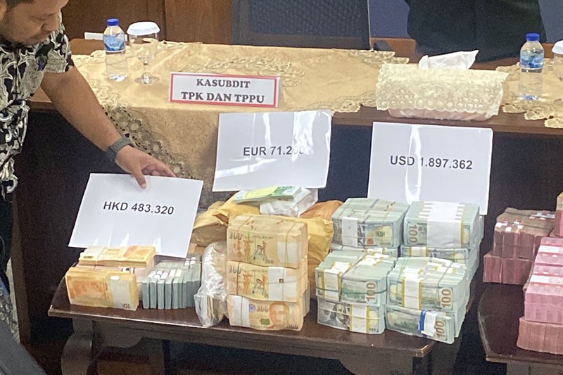 Penampakan Tumpukan Uang dan Emas 51 Kg Disita dari Hakim yang Vonis Bebas Ronald Tannur - Bagian 3