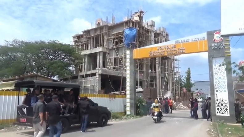 title Tak Miliki IMB, Rumah Mewah Ratu Emas Pengusaha Skincare di Makassar Disegel Tak Miliki IMB, Rumah Mewah Ratu Emas Pengusaha Skincare di Makassar Disegel