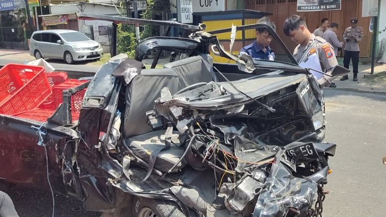 title Kecelakaan Maut Mobil Pikap Tabrak Truk lalu Terbalik di Kediri, Sopir Tewas Kecelakaan Maut Mobil Pikap Tabrak Truk lalu Terbalik di Kediri, Sopir Tewas