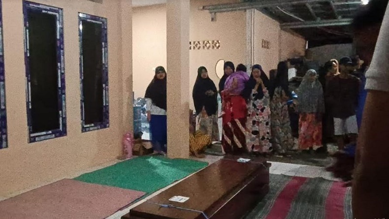 title Jenazah Sri Erni TKW yang Meninggal di Suriah Tiba di Sukabumi, Tangis Keluarga Pecah Jenazah Sri Erni TKW yang Meninggal di Suriah Tiba di Sukabumi, Tangis Keluarga Pecah