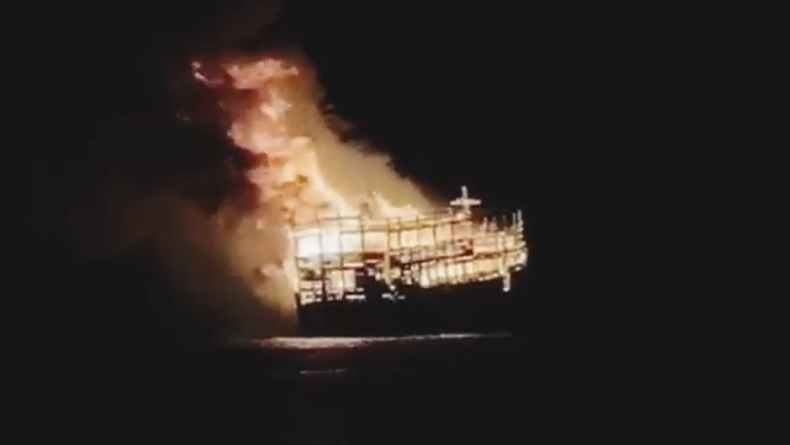 title Kapal Pengangkut Sapi Terbakar Hebat di Perairan Bangkalan, Warga Panik Kapal Pengangkut Sapi Terbakar Hebat di Perairan Bangkalan, Warga Panik