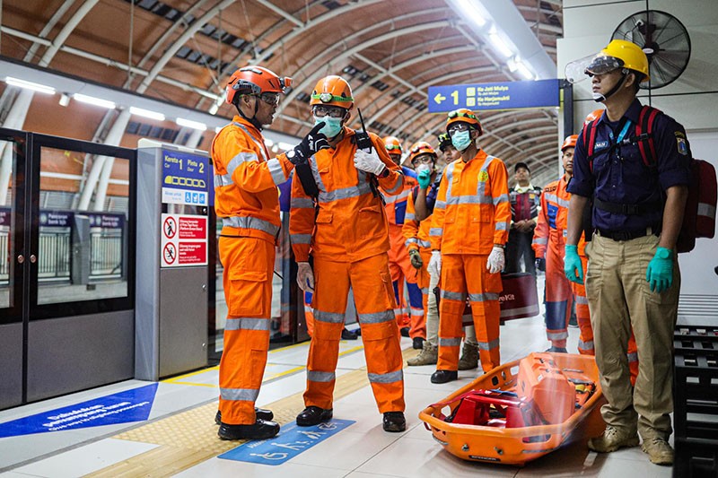 Gerak Cepat Petugas Evakuasi Penumpang Terluka Ketika Kereta LRT Jabodebek Anjlok - Bagian 6
