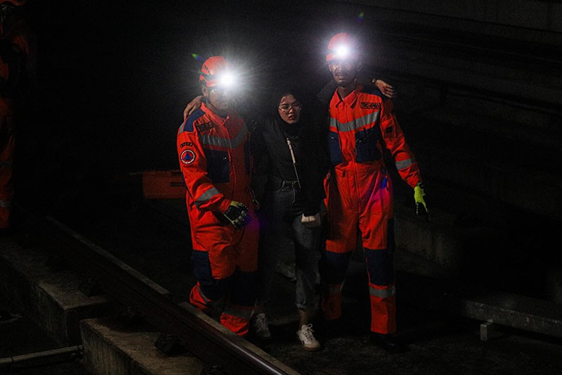 Gerak Cepat Petugas Evakuasi Penumpang Terluka Ketika Kereta LRT Jabodebek Anjlok - Bagian 3