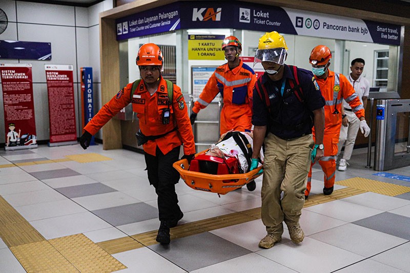 Gerak Cepat Petugas Evakuasi Penumpang Terluka Ketika Kereta LRT Jabodebek Anjlok - Bagian 4
