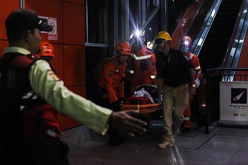 Gerak Cepat Petugas Evakuasi Penumpang Terluka Ketika Kereta LRT Jabodebek Anjlok - Bagian 5