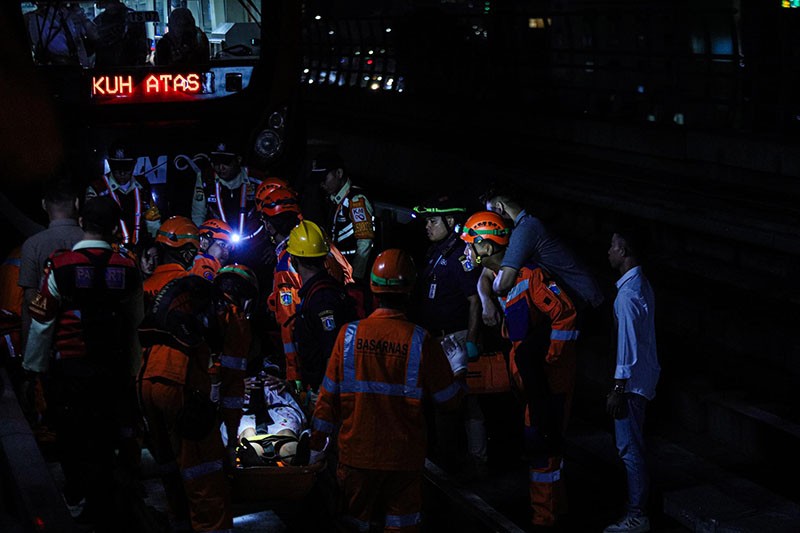 Gerak Cepat Petugas Evakuasi Penumpang Terluka Ketika Kereta LRT Jabodebek Anjlok - Bagian 1