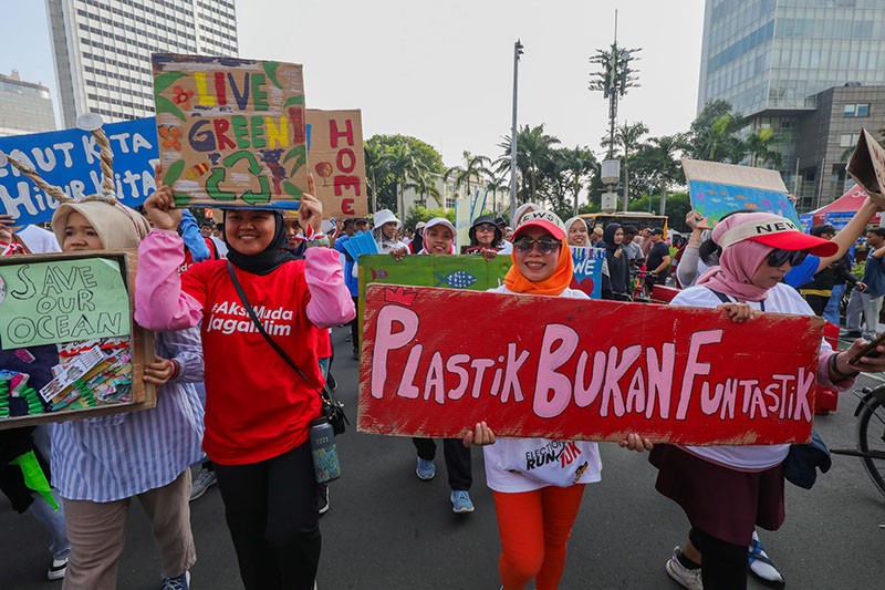 Ular Raksasa Terbuat dari Sampah Plastik - Bagian 6