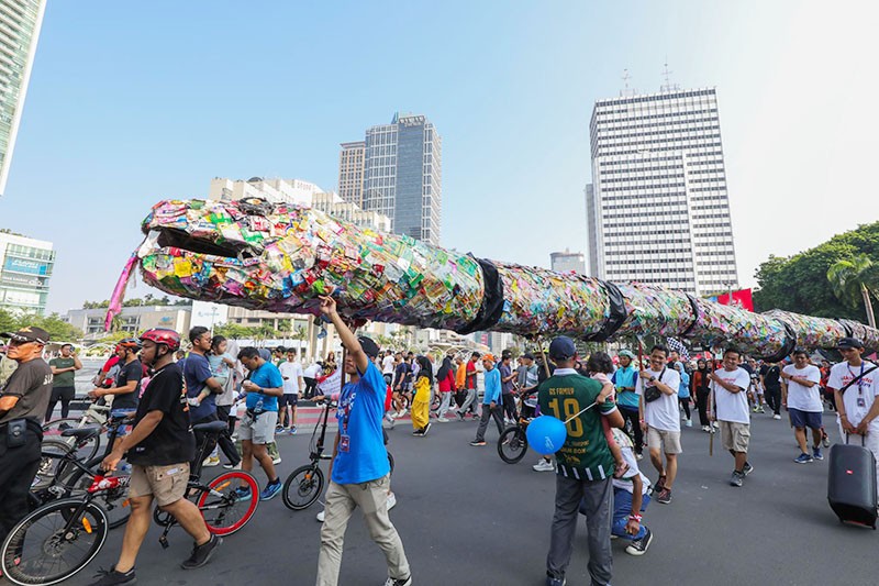 Ular Raksasa Terbuat dari Sampah Plastik - Bagian 1