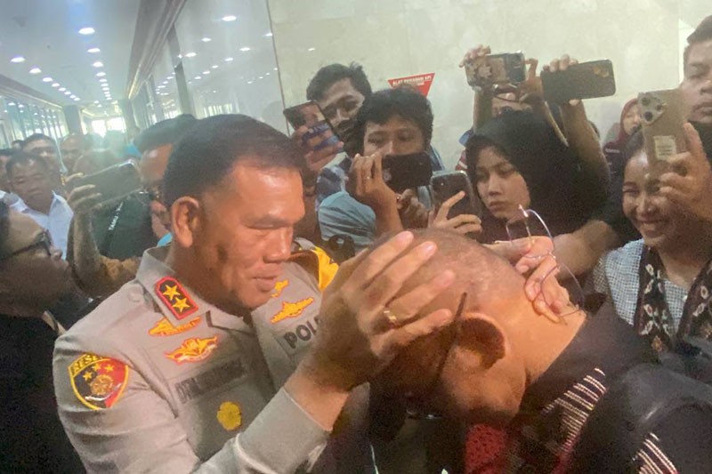 Kapolda NTT Pegang Kepala Ipda Rudy Soik, Polisi yang Dipecat usai Ungkap Mafia BBM Subsidi - Bagian 1