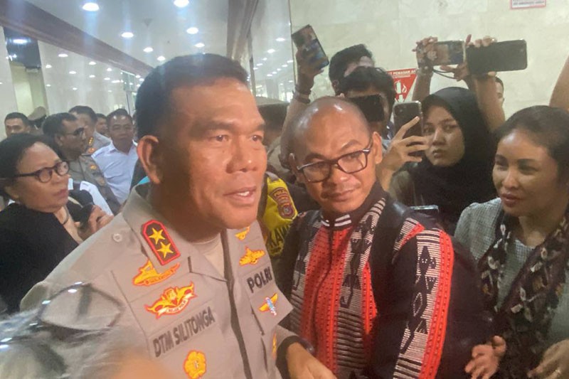 Kapolda NTT Pegang Kepala Ipda Rudy Soik, Polisi yang Dipecat usai Ungkap Mafia BBM Subsidi - Bagian 3