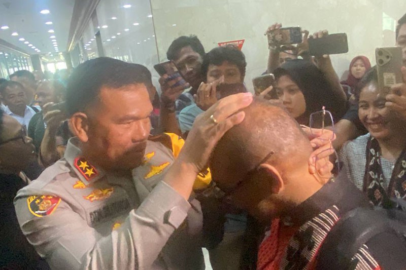 Kapolda NTT Pegang Kepala Ipda Rudy Soik, Polisi yang Dipecat usai Ungkap Mafia BBM Subsidi - Bagian 2