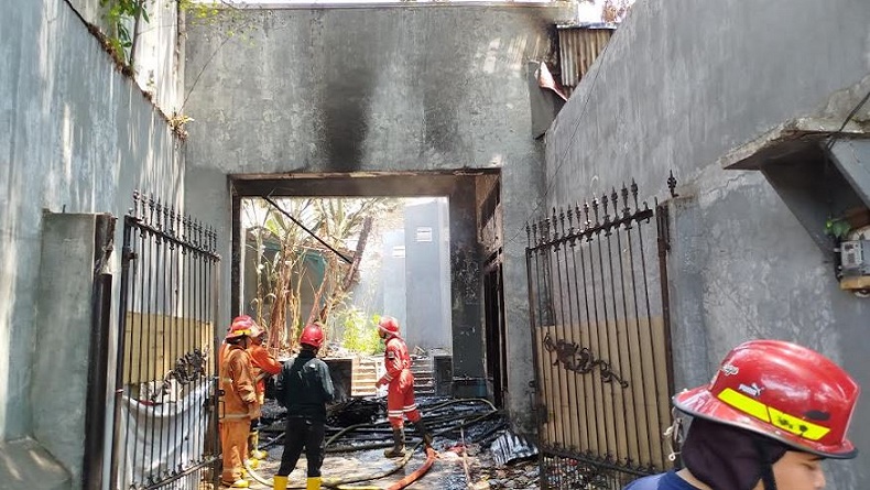 title Kebakaran Ruko di Malang, 5 Mobil Damkar Dikerahkan Padamkan Api Kebakaran Ruko di Malang, 5 Mobil Damkar Dikerahkan Padamkan Api