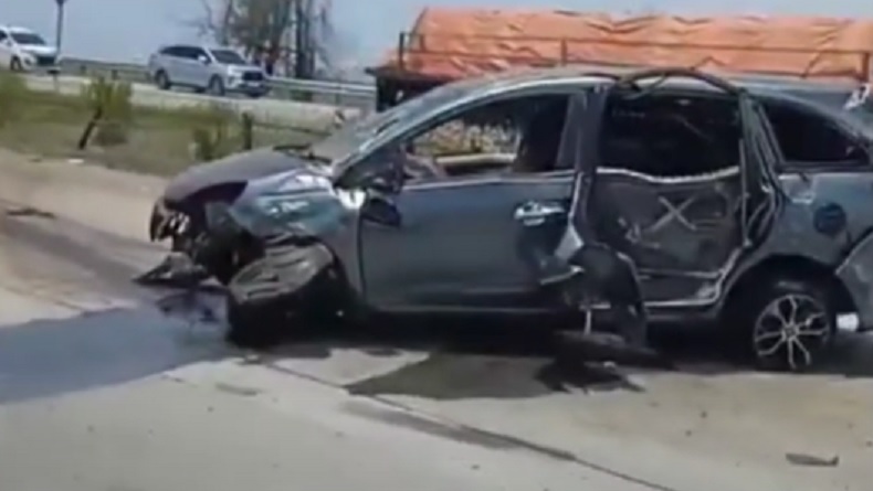 title Kecelakaan di Tol Jombang, 5 Orang Dilarikan ke RS Basoeni Mojokerto Kecelakaan di Tol Jombang, 5 Orang Dilarikan ke RS Basoeni Mojokerto