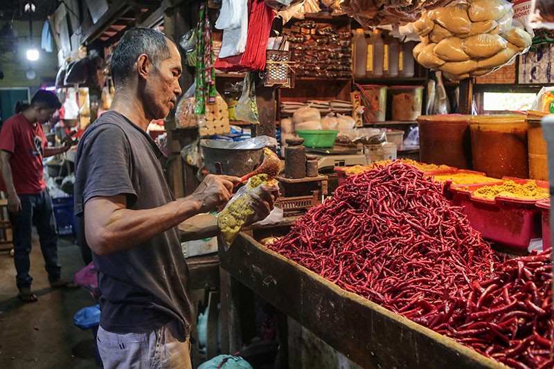 Daya Beli Masyarakat Turun, Ini Ekspresi Pedagang Pasar Menunggu Konsumen - Bagian 6