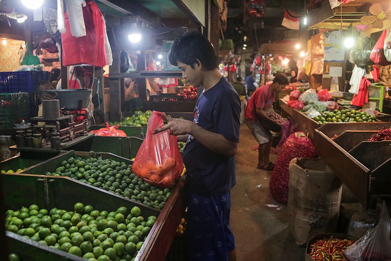 Daya Beli Masyarakat Turun, Ini Ekspresi Pedagang Pasar Menunggu Konsumen - Bagian 3