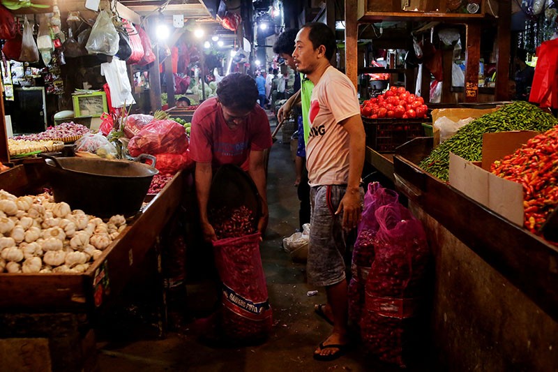 Daya Beli Masyarakat Turun, Ini Ekspresi Pedagang Pasar Menunggu Konsumen - Bagian 5