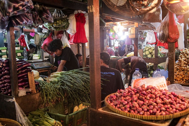 Daya Beli Masyarakat Turun, Ini Ekspresi Pedagang Pasar Menunggu Konsumen - Bagian 4