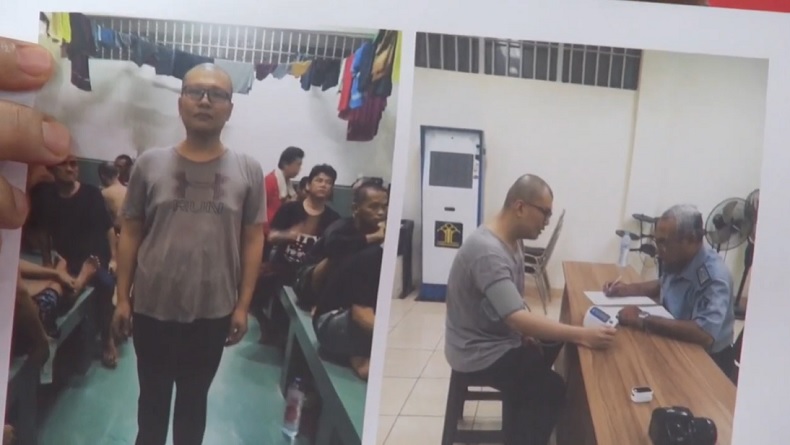 title Penampakan Ronald Tannur di Rutan Kelas I Surabaya, Pakai Kaus Kepala Plontos Penampakan Ronald Tannur di Rutan Kelas I Surabaya, Pakai Kaus Kepala Plontos