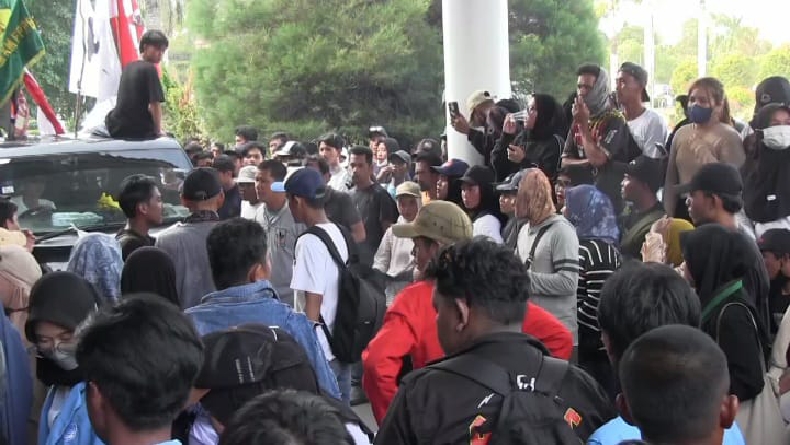 Ribuan Warga Unjuk Rasa di Kantor Gubernur Babel, Tolak Tambang Laut Desa Beriga