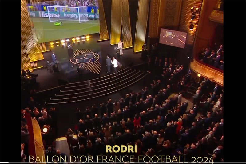 Momen Rodri Pakai Tongkat Diantar Pogba Ambil Trofi Ballon d'Or 2024 - Bagian 3