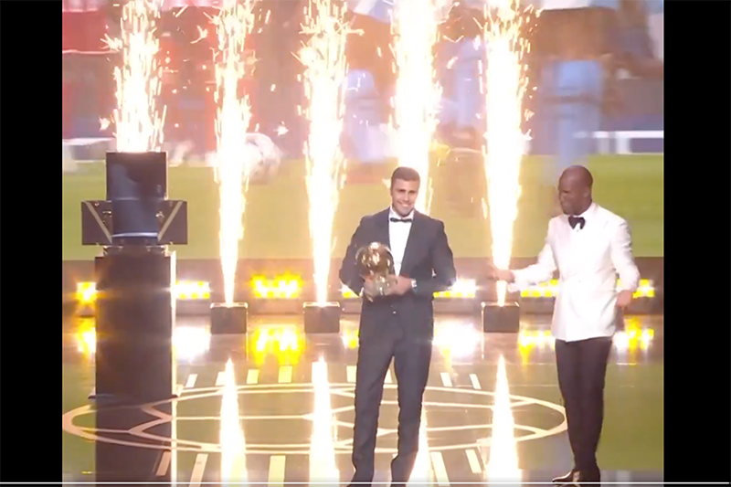 Momen Rodri Pakai Tongkat Diantar Pogba Ambil Trofi Ballon d'Or 2024 - Bagian 2