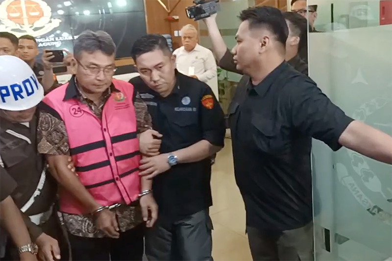 Senyum Tom Lembong Pakai Rompi Tahanan Tersangka Kasus Korupsi Impor Gula - Bagian 3