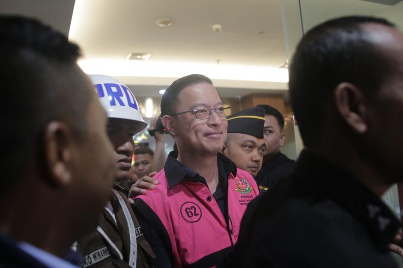 Tampang Tom Lembong, Tersangka Kasus Korupsi Impor Gula Masuk Mobil Tahanan - Bagian 1