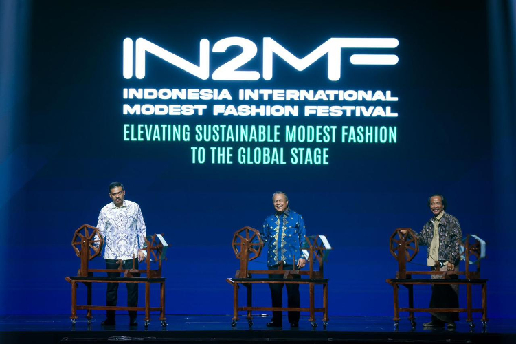 title Menteri UMKM Apresiasi IN2MF: Momen Kebangkitan Produk Modest Fashion Lokal Menteri UMKM Apresiasi IN2MF: Momen Kebangkitan Produk Modest Fashion Lokal