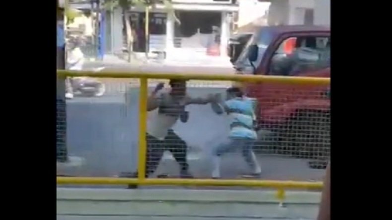 title Viral Duel Sengit Warga di Pamekasan, Baku Hantam di Tengah Jalan Viral Duel Sengit Warga di Pamekasan, Baku Hantam di Tengah Jalan