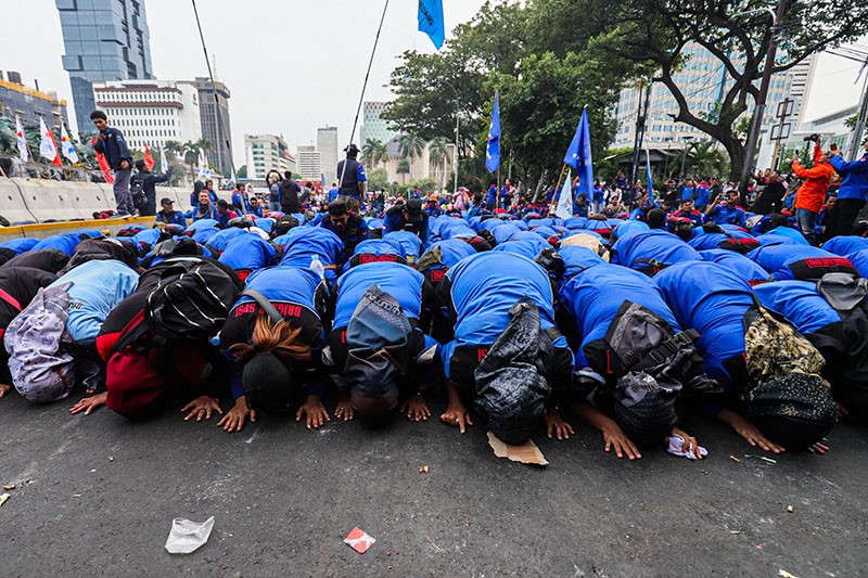 Ratusan Buruh Sujud Syukur usai MK Kabulkan Sebagian Tuntutan Soal UU Ciptaker - Bagian 2