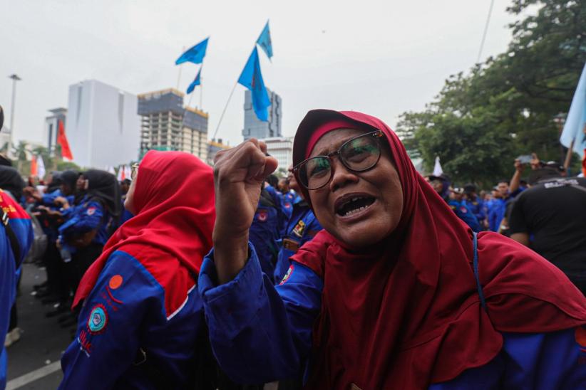 Ratusan Buruh Sujud Syukur usai MK Kabulkan Sebagian Tuntutan Soal UU Ciptaker - Bagian 4