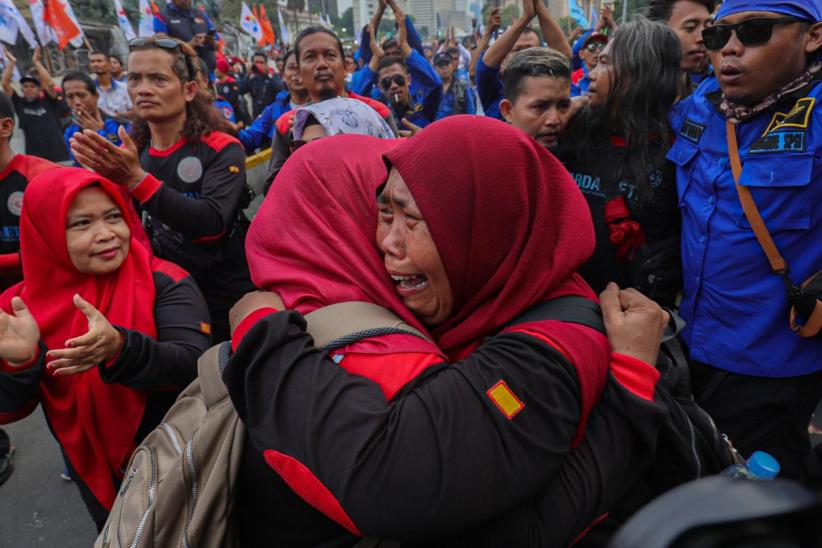 Ratusan Buruh Sujud Syukur usai MK Kabulkan Sebagian Tuntutan Soal UU Ciptaker - Bagian 3