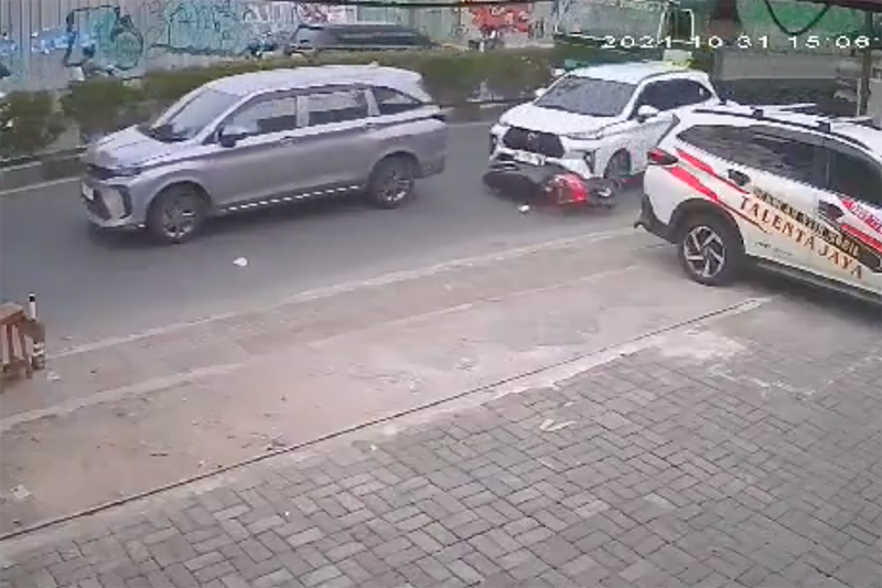 Rekaman CCTV Sopir Truk Brutal di Tangerang, Injak Gas Seruduk Orang dan Kendaraan - Bagian 2