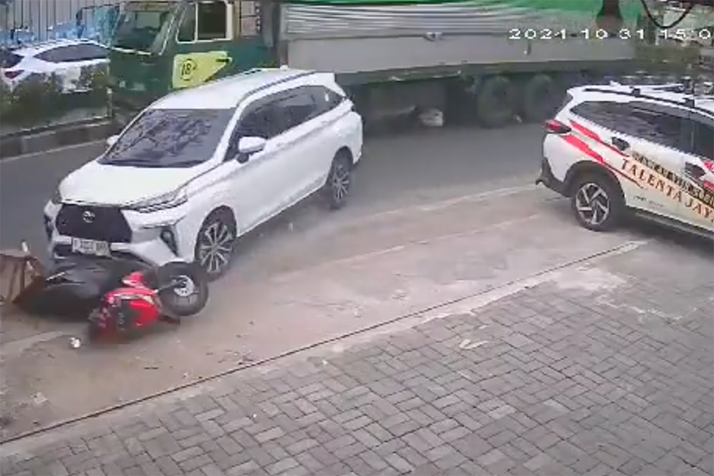 Rekaman CCTV Sopir Truk Brutal di Tangerang, Injak Gas Seruduk Orang dan Kendaraan - Bagian 1