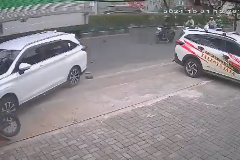Rekaman CCTV Sopir Truk Brutal di Tangerang, Injak Gas Seruduk Orang dan Kendaraan - Bagian 3