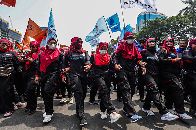 Ribuan Buruh Kawal Putusan MK Soal Omnibus Law  - Bagian 1
