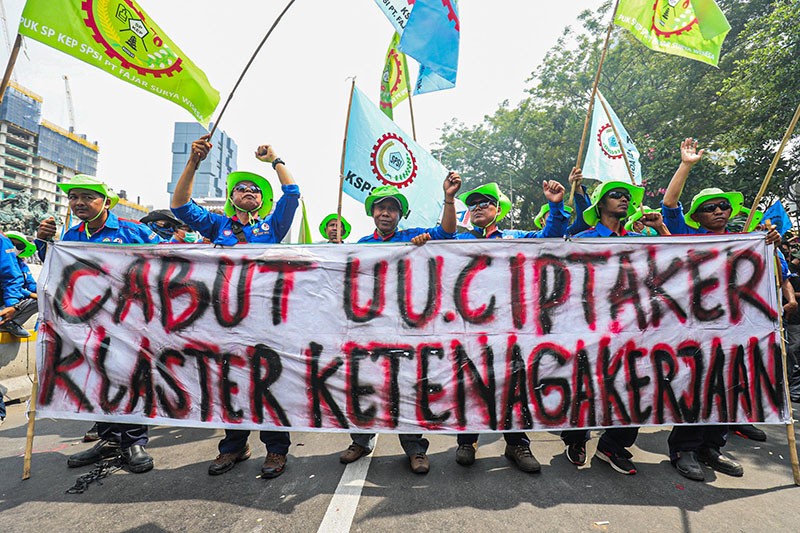 Ribuan Buruh Kawal Putusan MK Soal Omnibus Law  - Bagian 3
