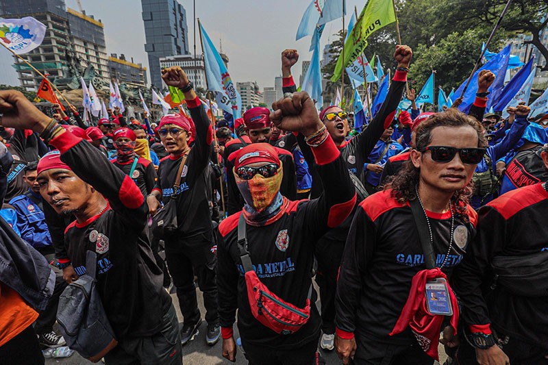 Ribuan Buruh Kawal Putusan MK Soal Omnibus Law  - Bagian 5