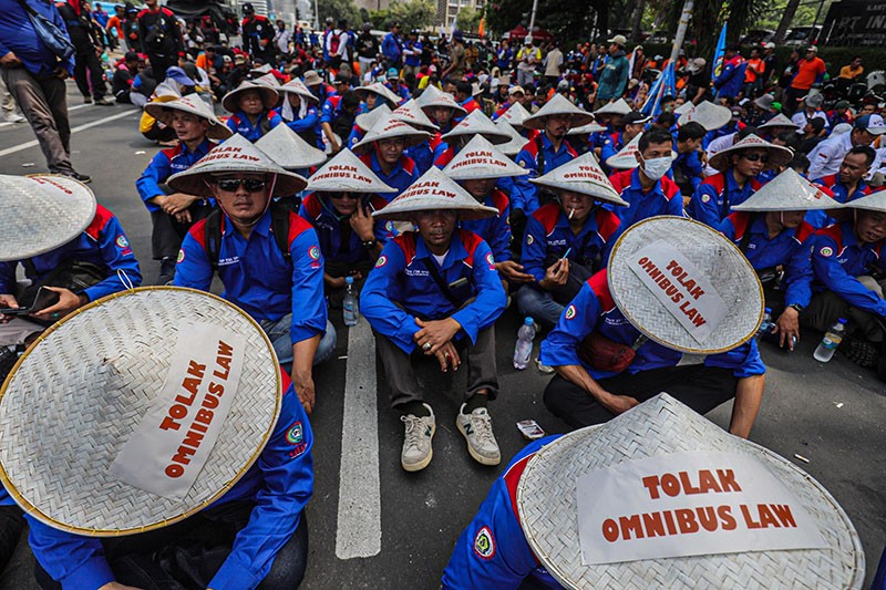 Ribuan Buruh Kawal Putusan MK Soal Omnibus Law  - Bagian 2