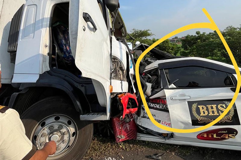 Penampakan Mobil TV One Ringsek Ditabrak Truk, 3 Kru Meninggal di Tempat - Bagian 2