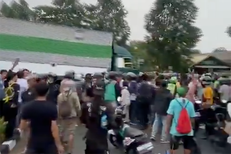 Penampakan Kendaraan Hancur Ditabrak Truk Kontainer Ugal-ugalan di Tangerang - Bagian 3