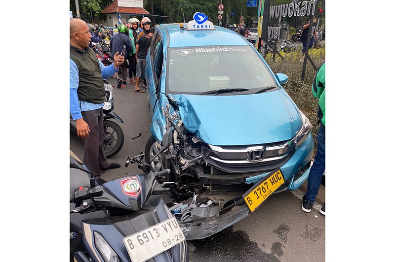 Penampakan Kendaraan Hancur Ditabrak Truk Kontainer Ugal-ugalan di Tangerang - Bagian 2