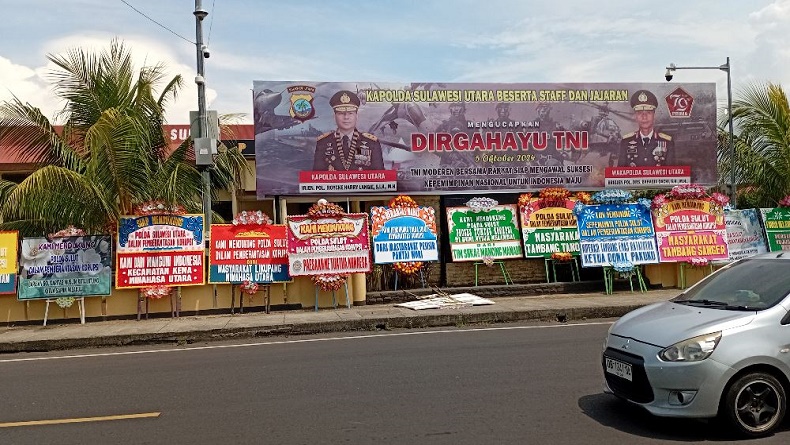 title Ratusan Karangan Bunga Penuhi Mako Polda Sulut, Dukung Pemberantasan Korupsi Ratusan Karangan Bunga Penuhi Mako Polda Sulut, Dukung Pemberantasan Korupsi