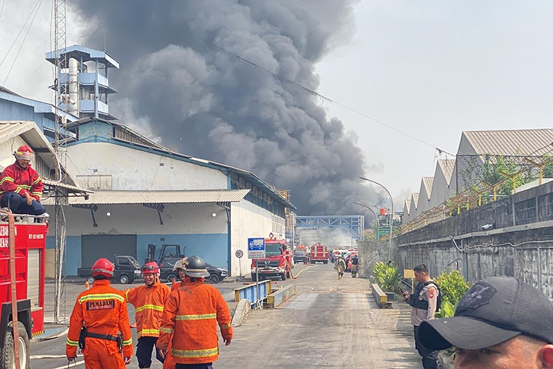 Kebakaran Pabrik Minyak Goreng di Bekasi, Asap Hitam Membubung Tinggi - Bagian 2