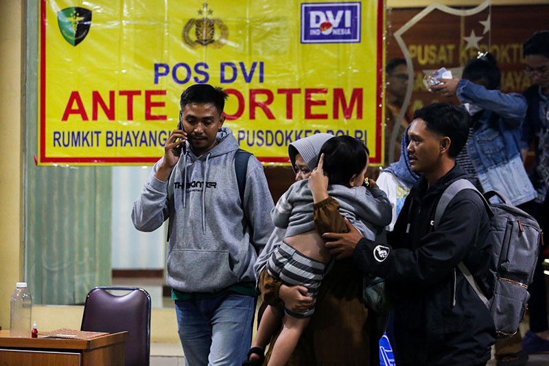 Tangis Keluarga Korban Kebakaran Pabrik Bekasi Pecah di RS Polri - Bagian 3