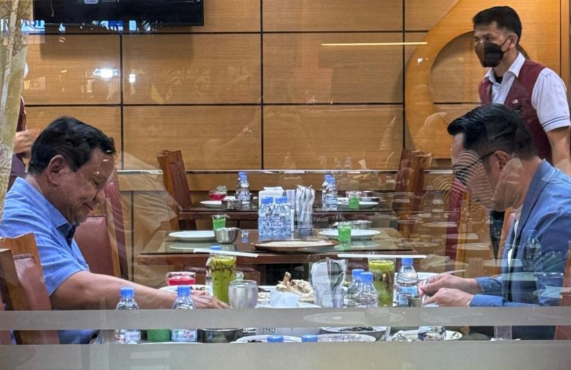 Momen Presiden Prabowo Ajak Makan Bareng Cagub Jakarta Ridwan Kamil - Bagian 2