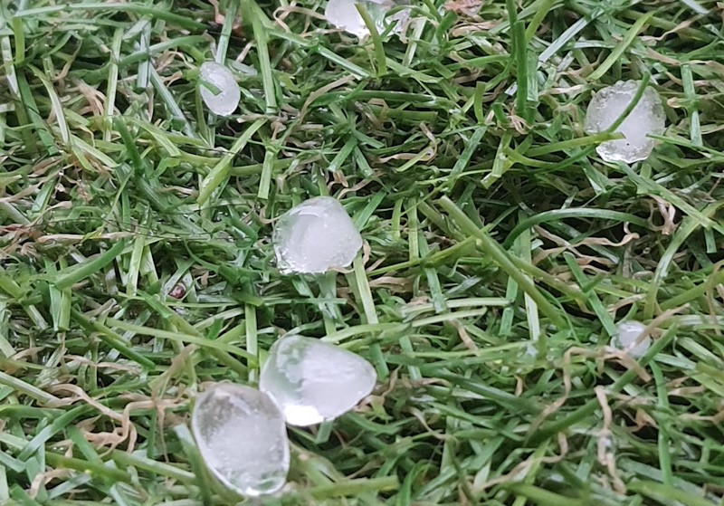 Hujan Es di Cinangka Depok, Petir Menyambar Rumah hingga Listrik Mati - Bagian 1