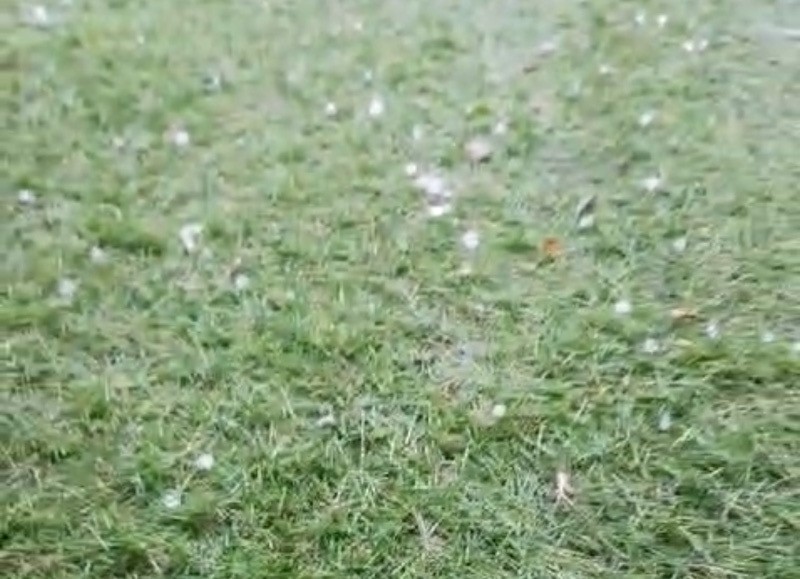 Hujan Es di Cinangka Depok, Petir Menyambar Rumah hingga Listrik Mati - Bagian 2